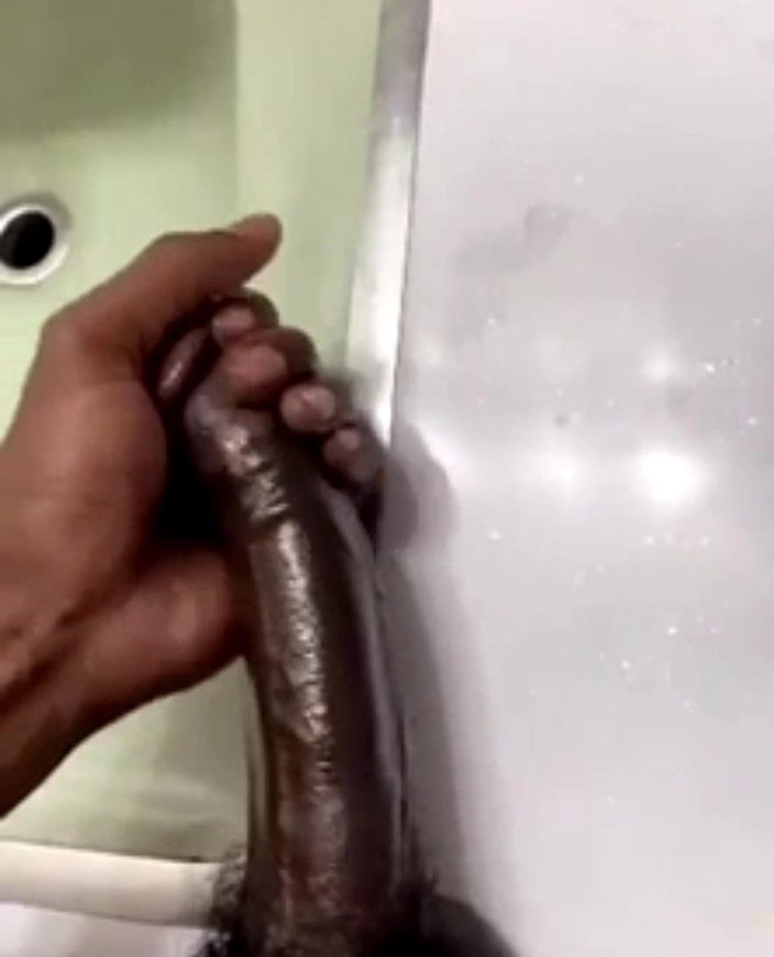 Big black cock BBCee: Banheiro solo acariciando gozando duro