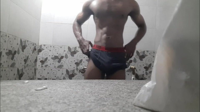 Wheyincognito: baathroom men nahaate hue kaamuk larka