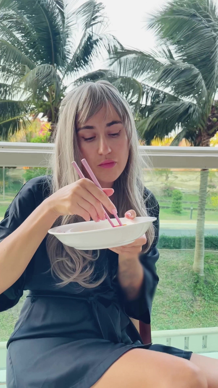 SexTravelers: Ben- seksi güzel kız modeli. Yemek çubukları ve egzotik meyveler