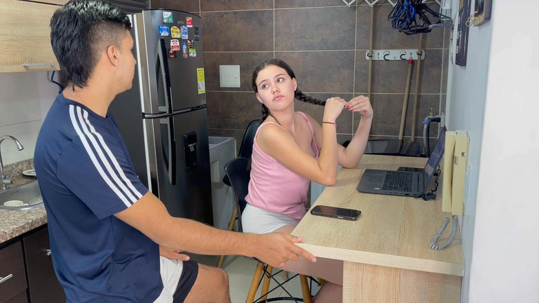 kathalina bronw: Îmi fut sora vitregă timidă în timp ce își face orele virtuale....