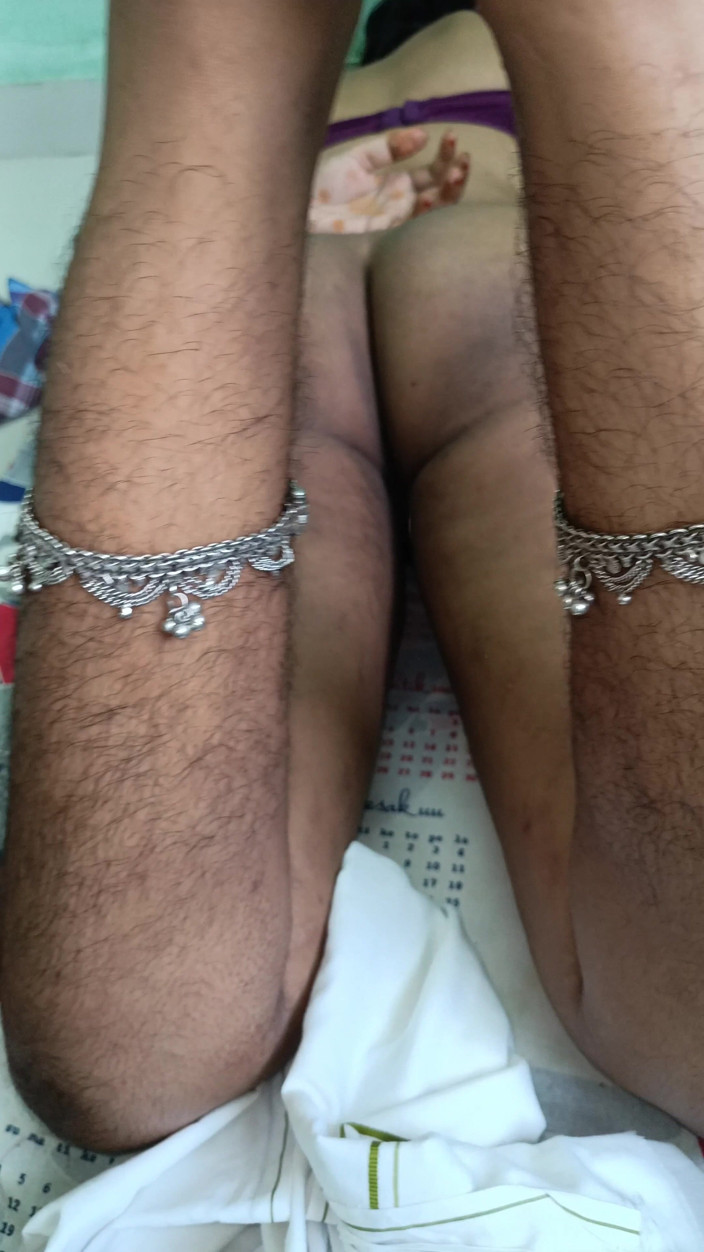 Pushpa studio: Tía casada mostrando su lindo coño en la cama con...