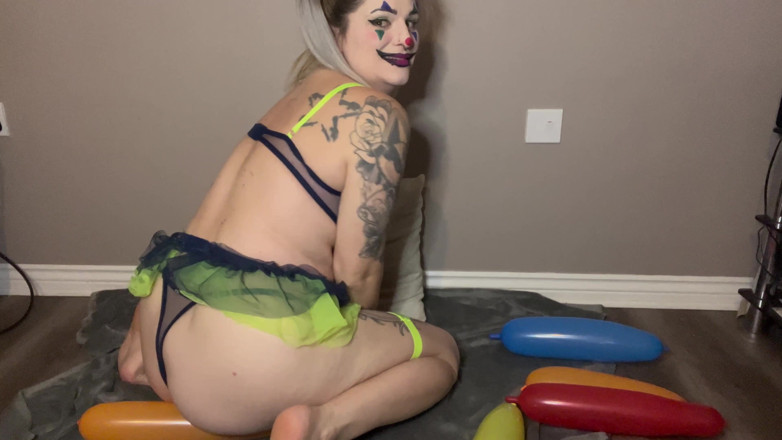 EeveeXo: Looner clowns mädchen knallt ihre ballons