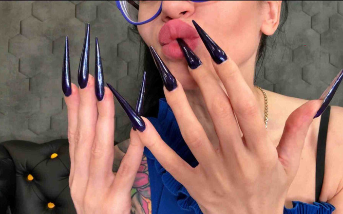 Julia domaina: Klicken Sie für Gif dunkelblau lange nägel, scharfe stilettos, lange...