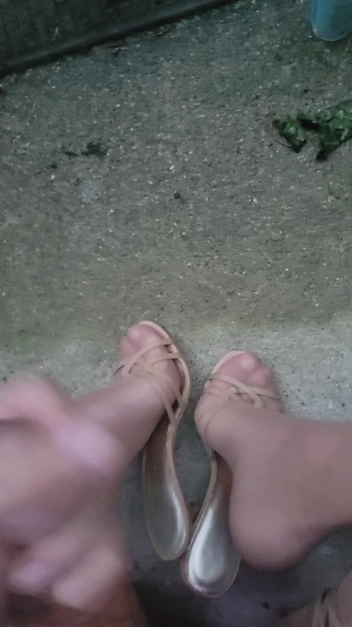 Feet Lover: Xuất tinh vào chân bên ngoài