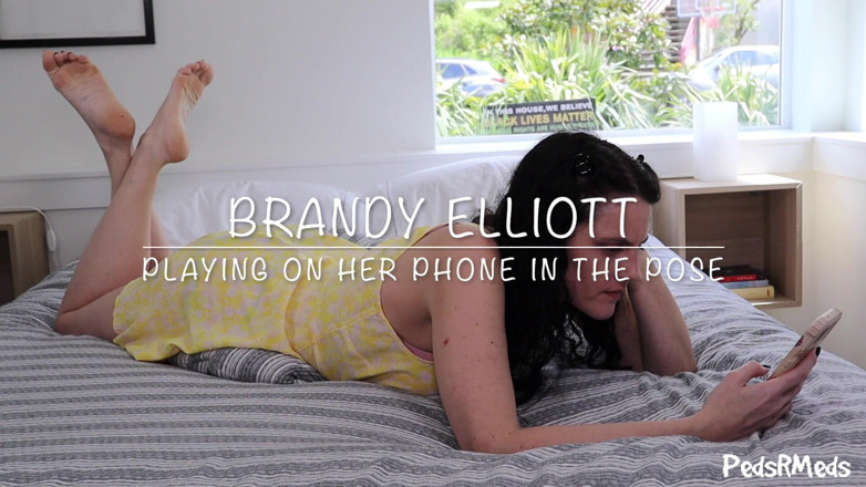 PedsRMeds: Brandy Elliott spelar på sin telefon i posen