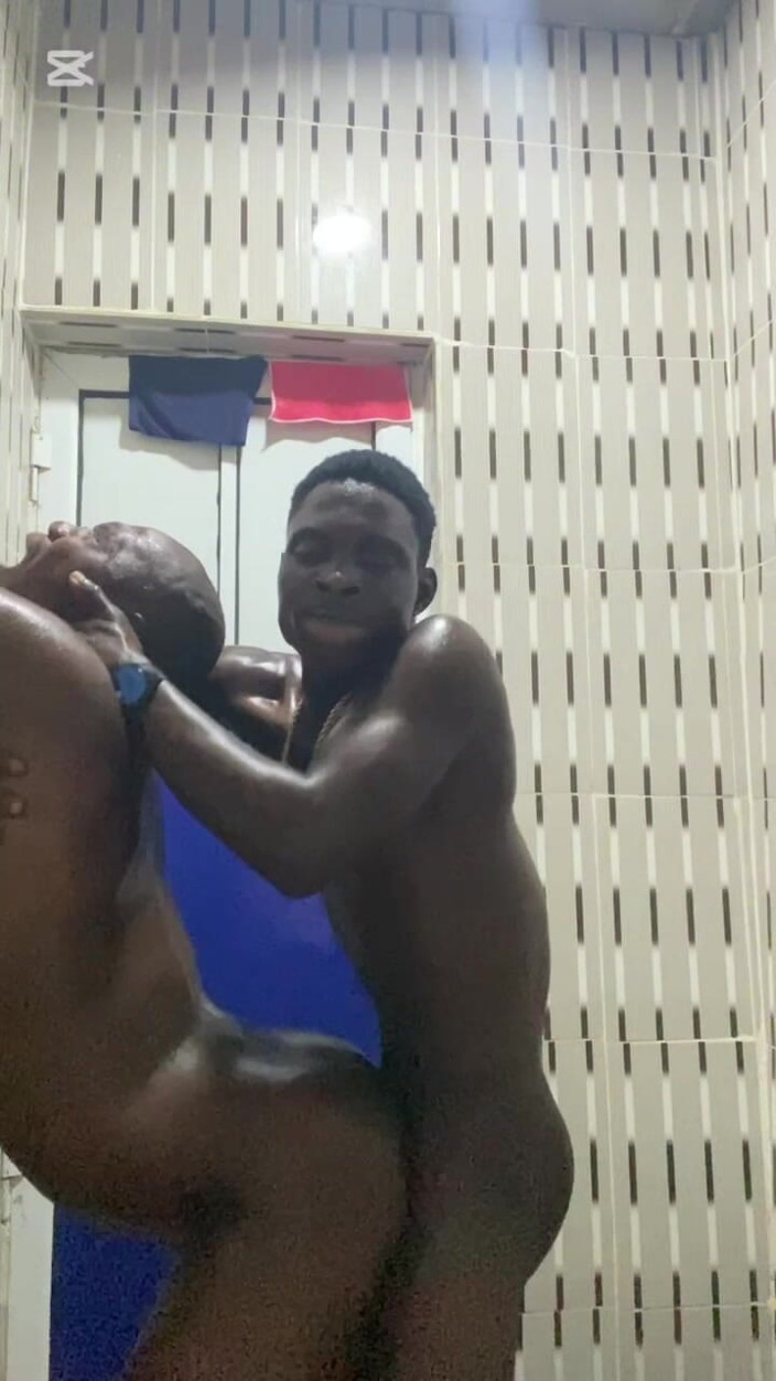 BlackDanie_production: Ich gab einen guten fick im badezimmer