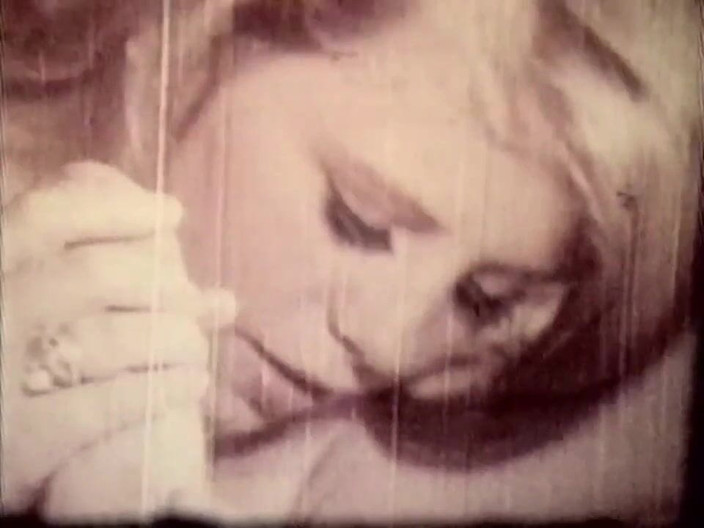 Vintage megastore: Vintage, une beauté blonde dans un trio