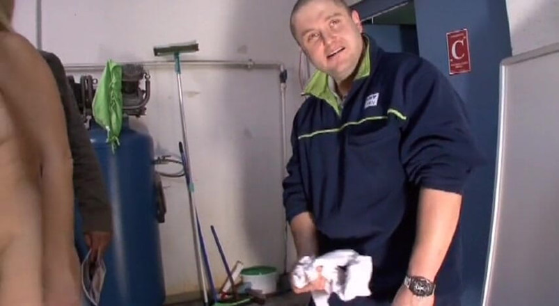 3some Bangers: Rubia milf es arada analmente por dos chicos cachondos