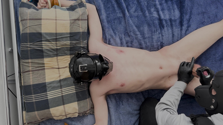 Inmate Cody and SubEdgeX: Spread Eagle Twink gıdıklıyor ve kenarlı [tam]