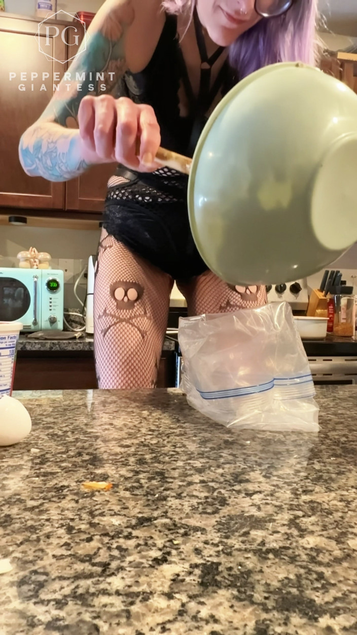 Peppermint Giantess: 7'3 pepparmint giantess gör fyllda skal med en mycket stygg...