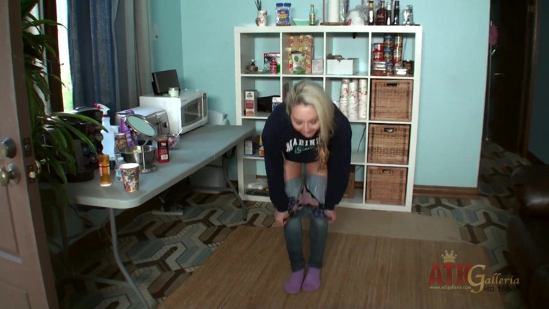 ATKIngdom Fans: Ashley Stone sohbet sırasında sahneler arasında işiyor video çekiminde
