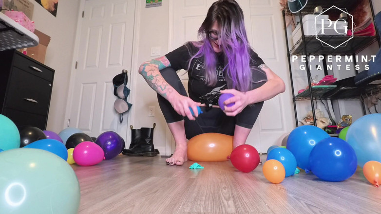 Peppermint Giantess: Giantess pop olmayan balon squish asmr | Gıcıklayan ayaklar ve eller,...