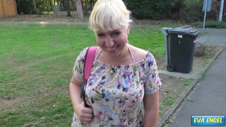 Eva Engel: Un chauffeur de camion me baise sans capote sur un...