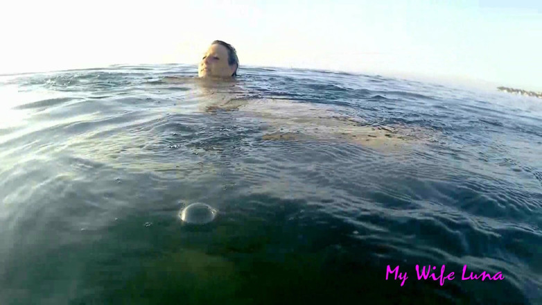 My Wife Luna: Baisée sur la plage
