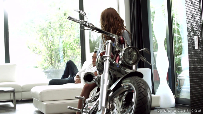 21 Naturals: 21 NATURALS - The biker's girl ariel temple likes it up...