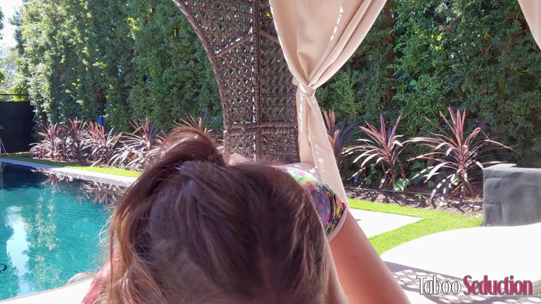 Amiee Cambridge: Sexy Brunette MILF Laat Je Zien Hoe Ze Fit Blijft...