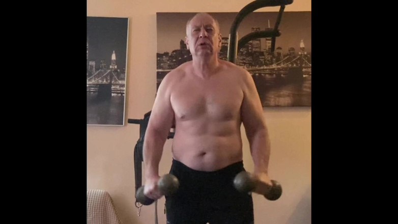 Alex Igogo: Olf Man masturbuje się po treningu