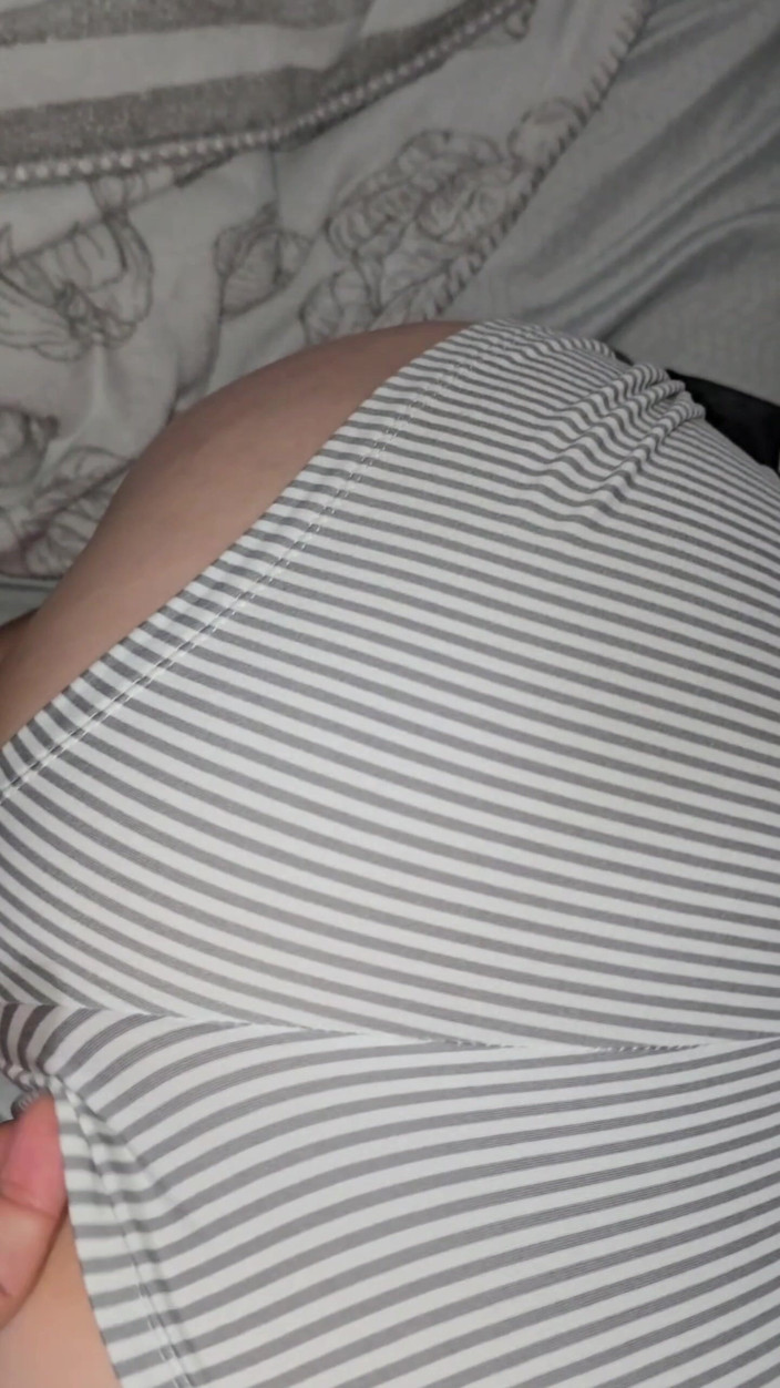 2Reallove: Reifer Großer Arsch Wird In Einem Morgen-Quickie Auf Vieren Gefickt