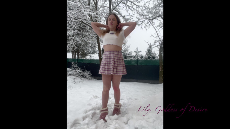 Lily, Goddess of Desire: Mała Dziwka Masturbuje Się Na Zewnątrz Wkłada Lód Do Cipki