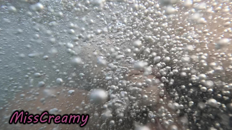 Miss Creamy: Chị kế hồ bơi công cộng khoe cu mạo hiểm...
