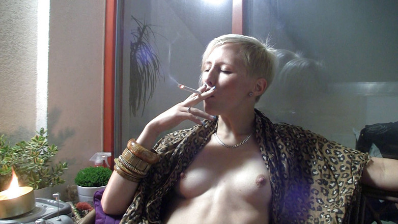Smoke it bitch: Małe cycki blondynki nastolatka palą swoje papierosy