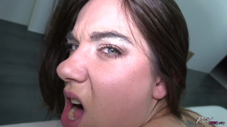 POV Bitch: Tätowierte brünette teenagerin wird in pov geritten