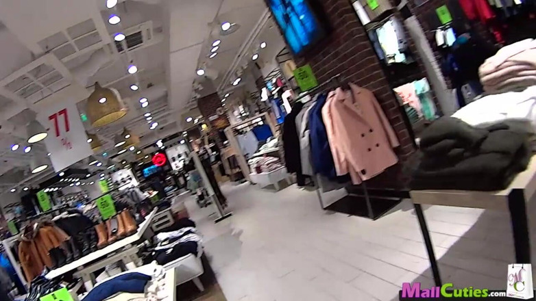 Old Nanny: Mallcuties - ruda Laura waliła mocno amatorską kamerę