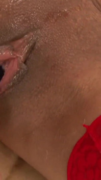 Brunette met grote tieten masturbeert alleen met groot speelgoed # 1