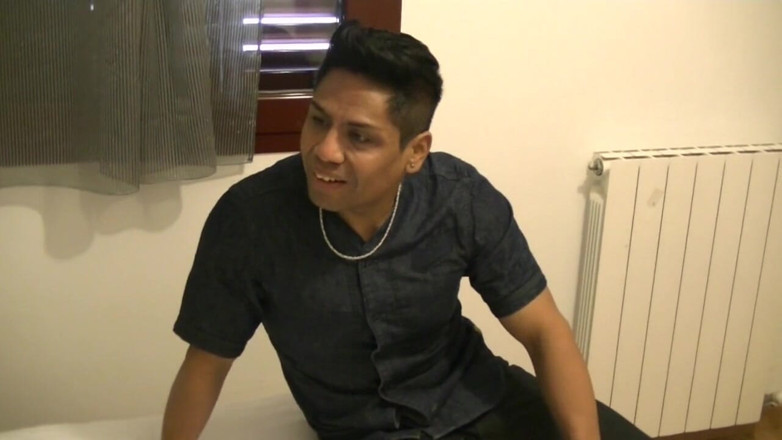 Gaybareback: Latino-typ wird von Viktor Rom für sein erstes schwules porno-shooting...
