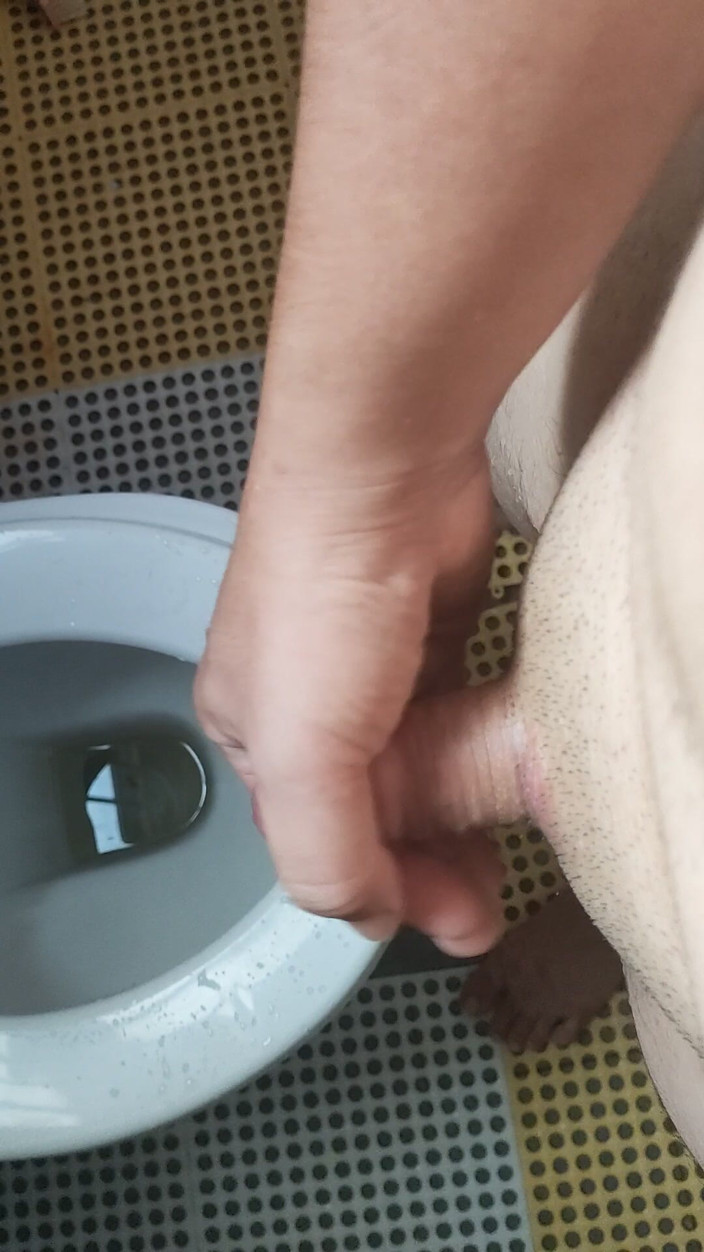 Shyboymasturbate: Cowok gemuk imut dicrot sperma setelah kencing