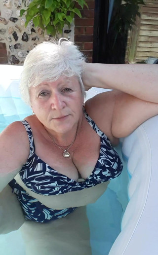 Uk Joolz: Một ngày khác, một bộ bikini khác... Oh và bồn...