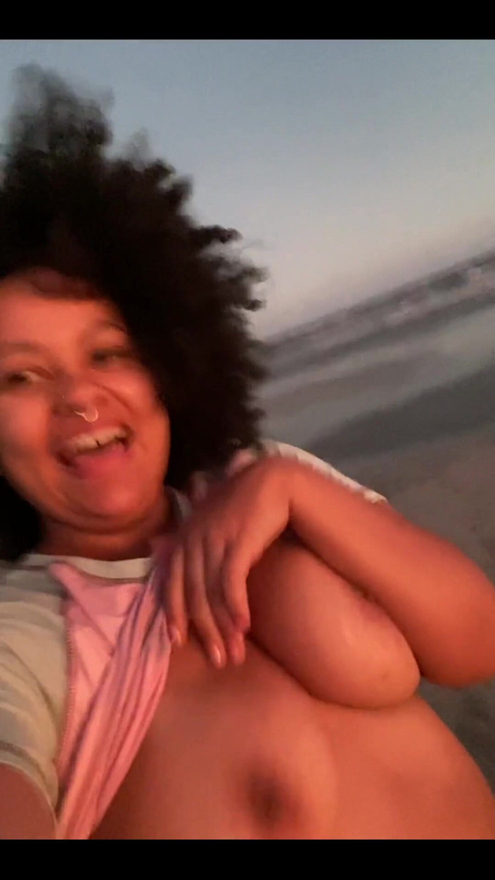 Cutiepiie Chubby: Sunset the Beach e eu sem sutiã mostrando meus peitos
