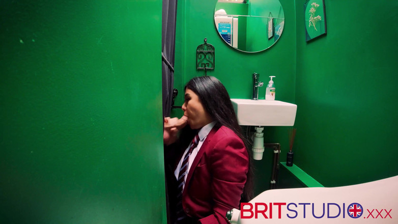 Brit Studio: Asiatisches mädchen lutscht schwanz am gloryhole