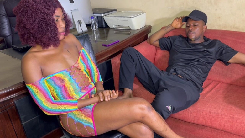 Prettypussy102: Noul meu vecin vine să vin la apartamentul lui