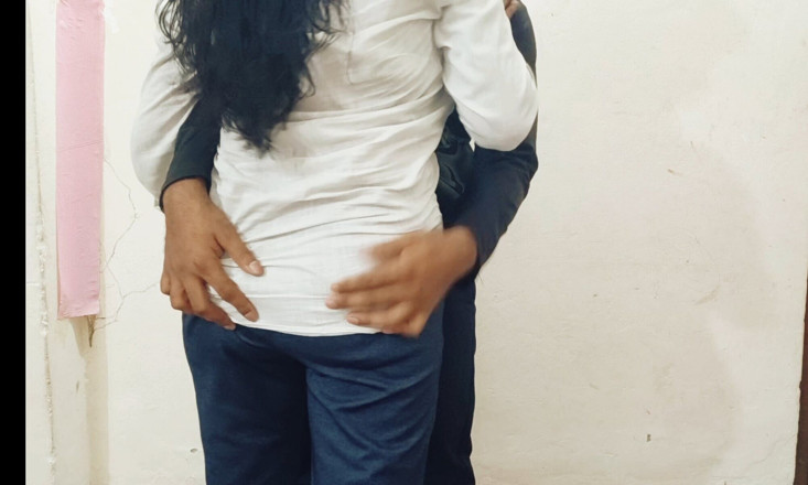 Banglasexycouple: 혼자 집에 도착했을 때 매니저의 의붓딸을 따먹어