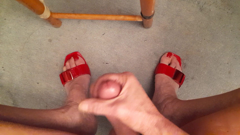 Marziascat: Marzia laal oonchi eri ke joote aur laal toenails men...