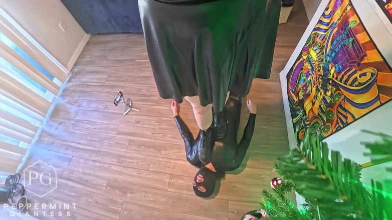 Peppermint Giantess: 6'7 alto gótico gigante pisoteado POV: Boots Crush - Socks - Descalça...