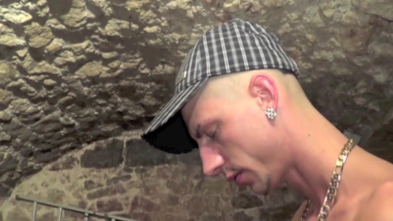 Sneaker gay: Tim Cosla geneukt door Arabier in de discrete kelder