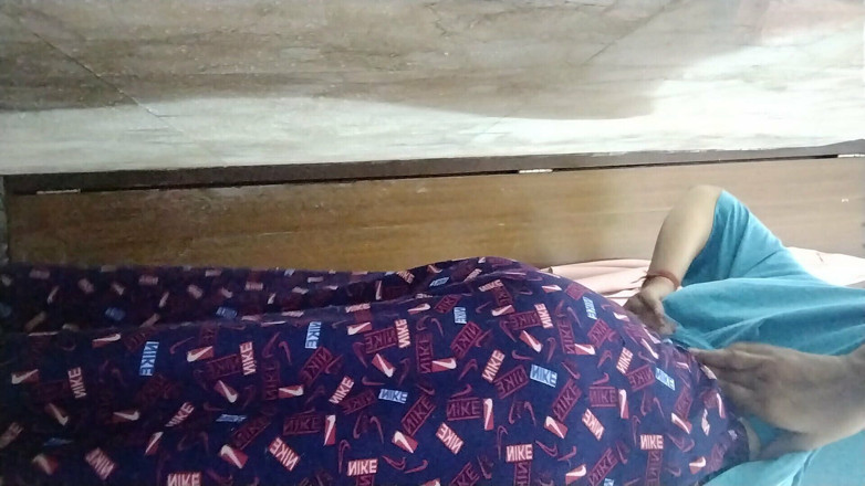 Riyathakur: Ma jeune femme se masturbe à la lumière