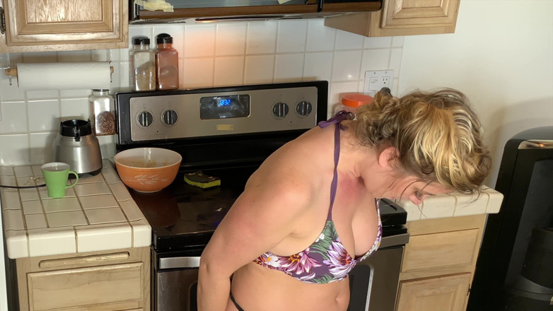 Erin Electra: Une Belle-mère Dans La Cuisine Prend La Bite De Son...
