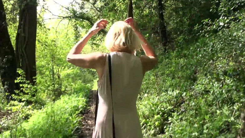 Dirty Doctors Clips: Promenade dans les bois et temps de jeu à poil