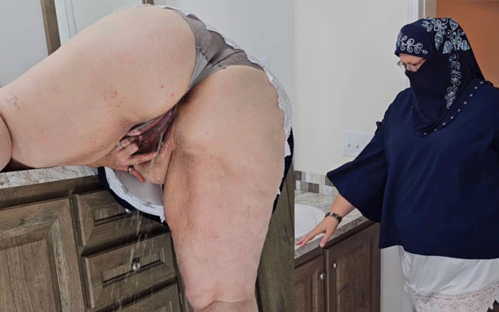 Jamdown26 Big Fat Ass BBW SSBBW Porn: 戴穆斯林头巾的熟女在浴室里玩弄她的阴户，最后在地板上撒尿