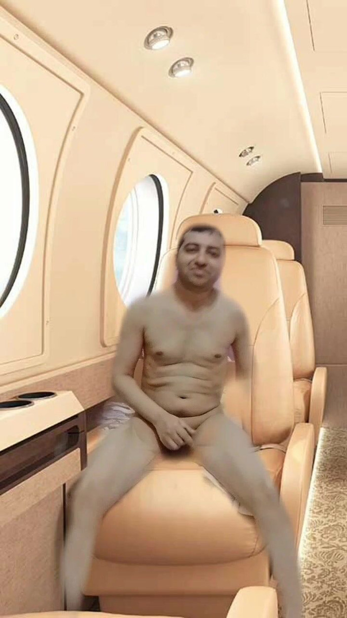 Cute & Nude Crossdresser: Chico desnudo masturbándose en el asiento del avión virtual de...