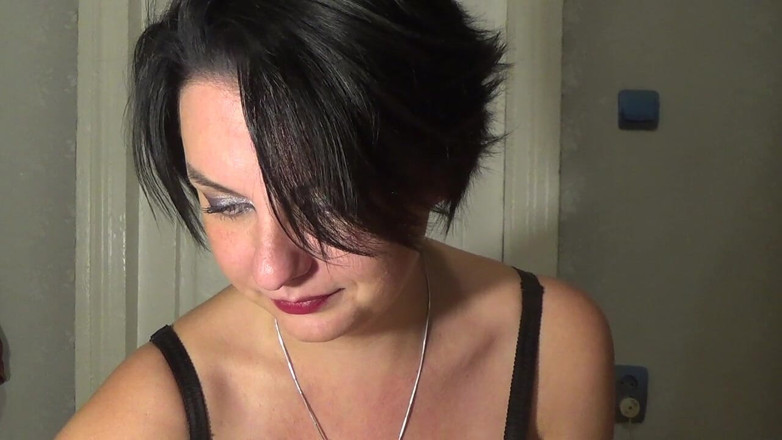 Sexy Milf: Büyük çiş meydan okuması! Bölüm 2!! Her 5 dakikada 44 dakika 50 ml sidik