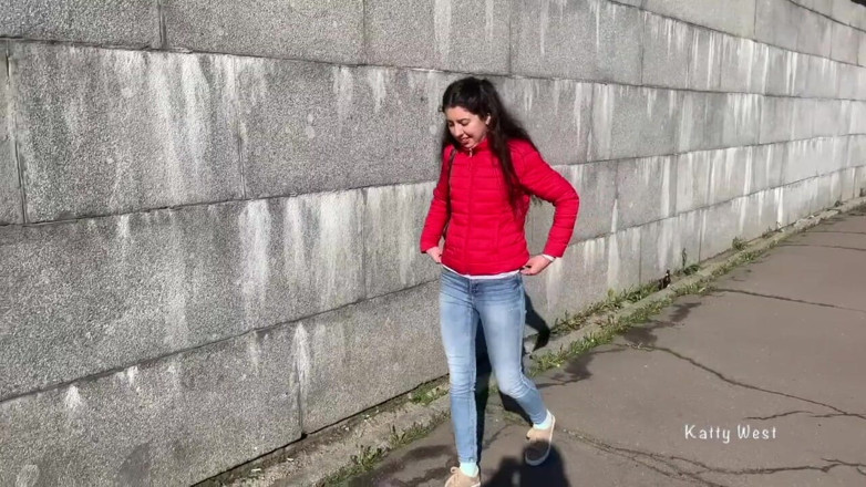 Katty West: Пописати на вулиці