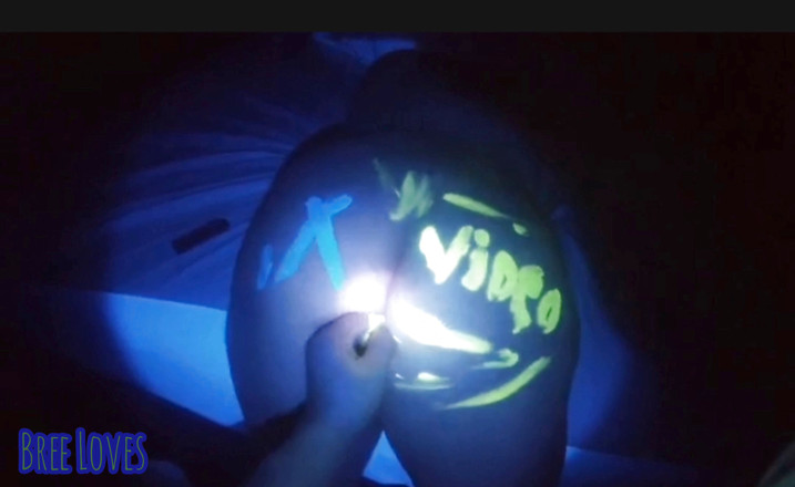 Bree Loves: Il baise un cul de PAWGS vierges avec un plug...