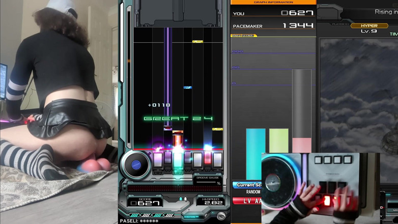 Rainbow Femboy: フェムボーイ・レインがおもちゃに乗ってBeatmania Iidxをプレイしている
