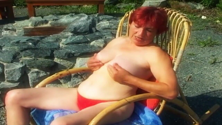 Freaks on Cocks: La gilf rossa viene scopata all'aperto