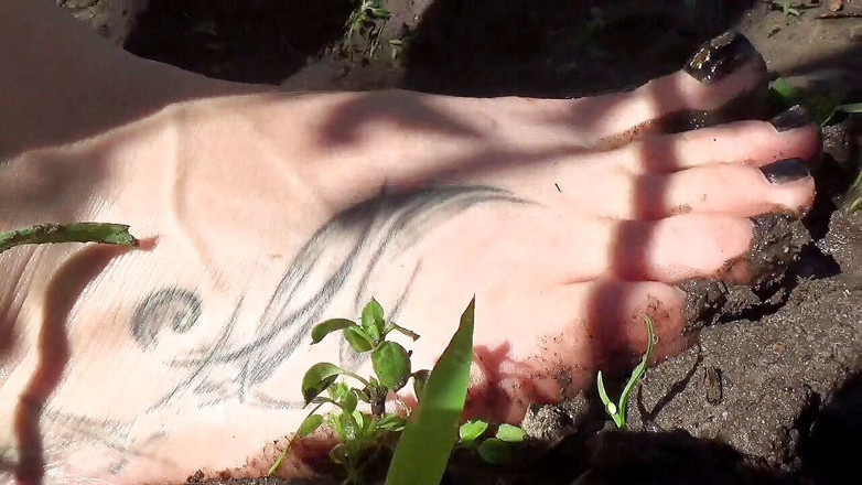 Goddess Misha Goldy: Leck meine dreckigen füße, schlampe!