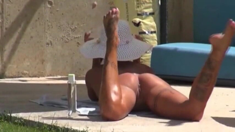 Krakenhot: Un videoclip cu înregistrare de acasă cu o gospodină supusă în aer...